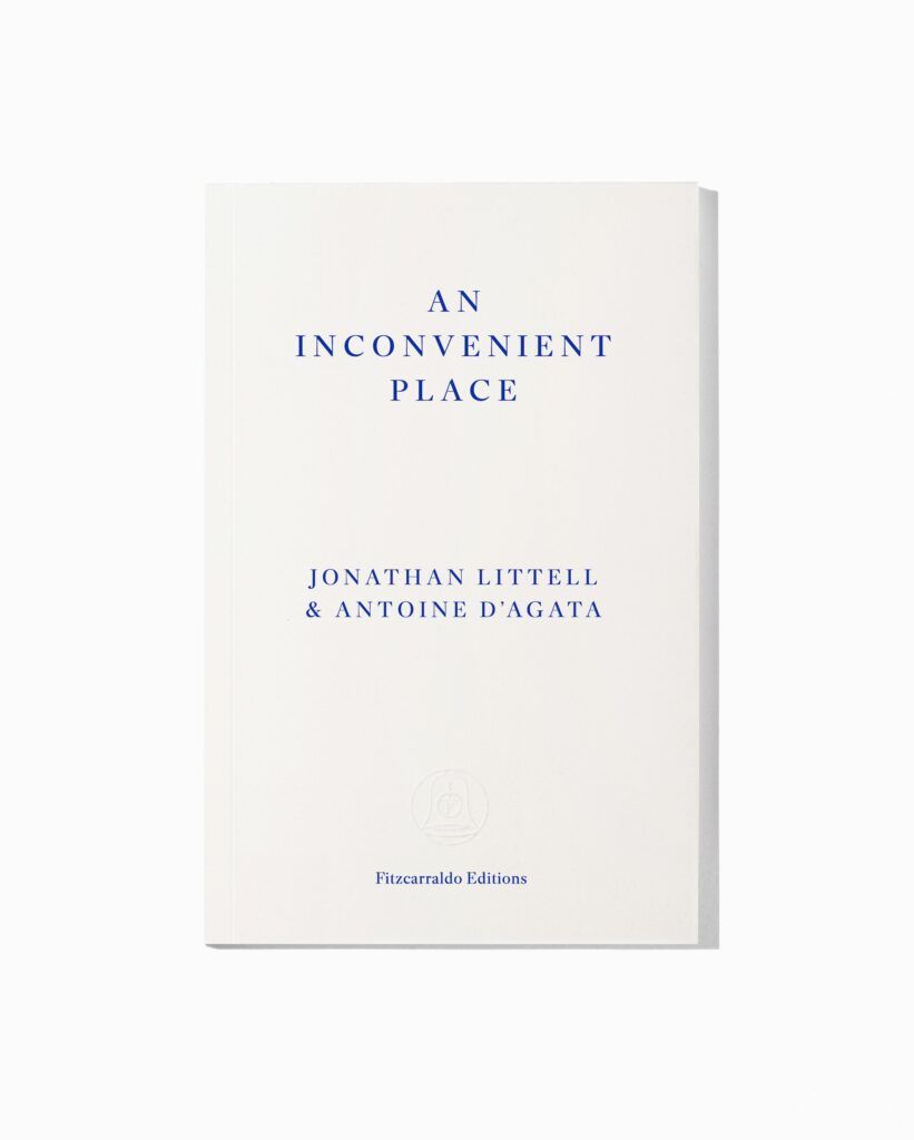 An Inconvenient Place Livro branco com texto azul intitulado AN INCONVENIENT PLACE