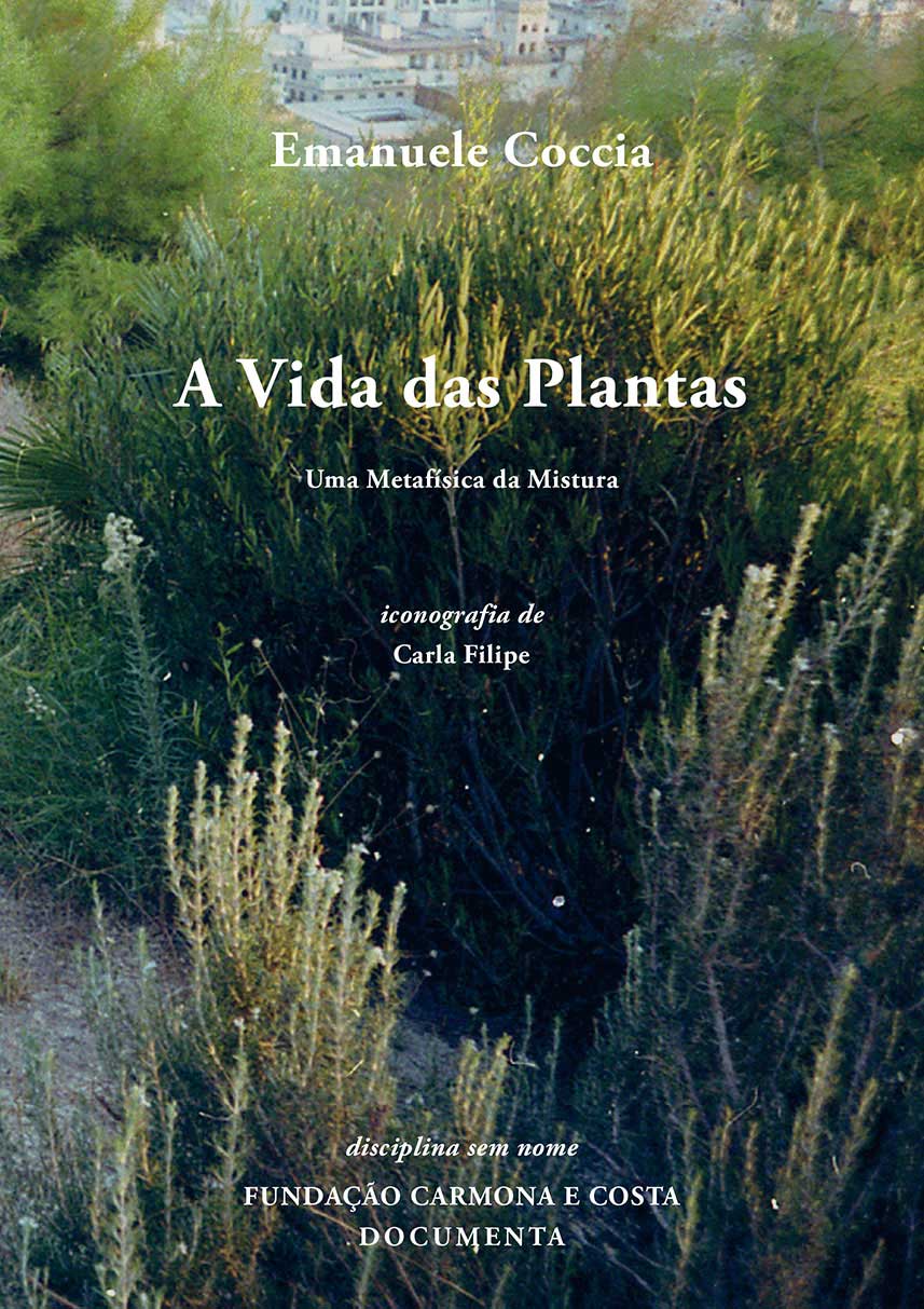 A Vida das Plantas - Uma Metafísica da Mistura (Reimpressão) Capa de livro com título A Vida das Plantas e vegetação ao fundo