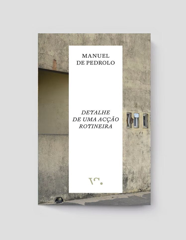 Detalhe de Uma Acção Rotineira Capa de livro com texto sobre parede cinzenta texturizada e janelas pequenas