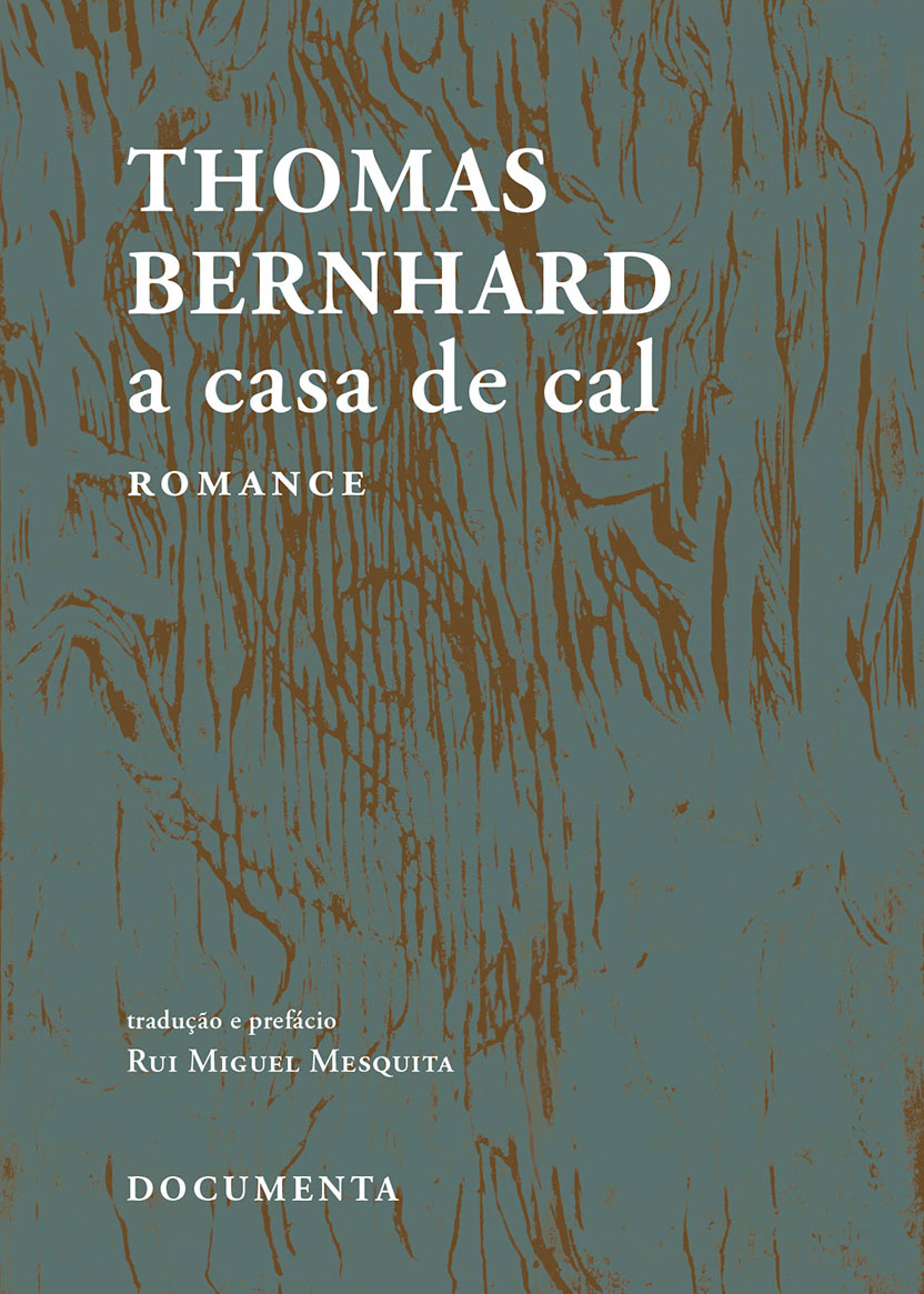 A CASA DE CAL Capa do livro a casa de cal de Thomas Bernhard com padrão de madeira fundo azul esverdeado
