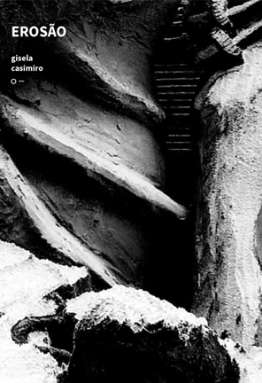 Erosão Textura rugosa e formas irregulares de cimento ou pedra em preto e branco, com texto 'EROSÃO gisela casimiro o —'