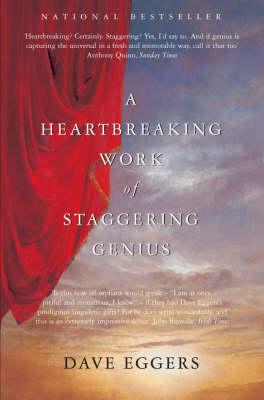 A Heartbreaking Work of Staggering Genius Capa de livro com cortinado vermelho e texto branco sobre céu ao anoitecer