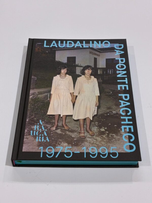 Laudalino da Ponte Pacheco 1975-1995 Capa de livro preto com fotografia de duas meninas de vestido creme e texto azul