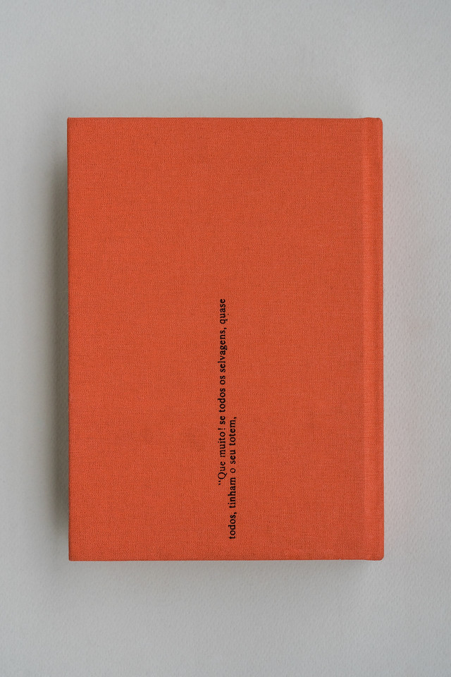 ESTELAS Livro de capa dura laranja com texto vertical a preto