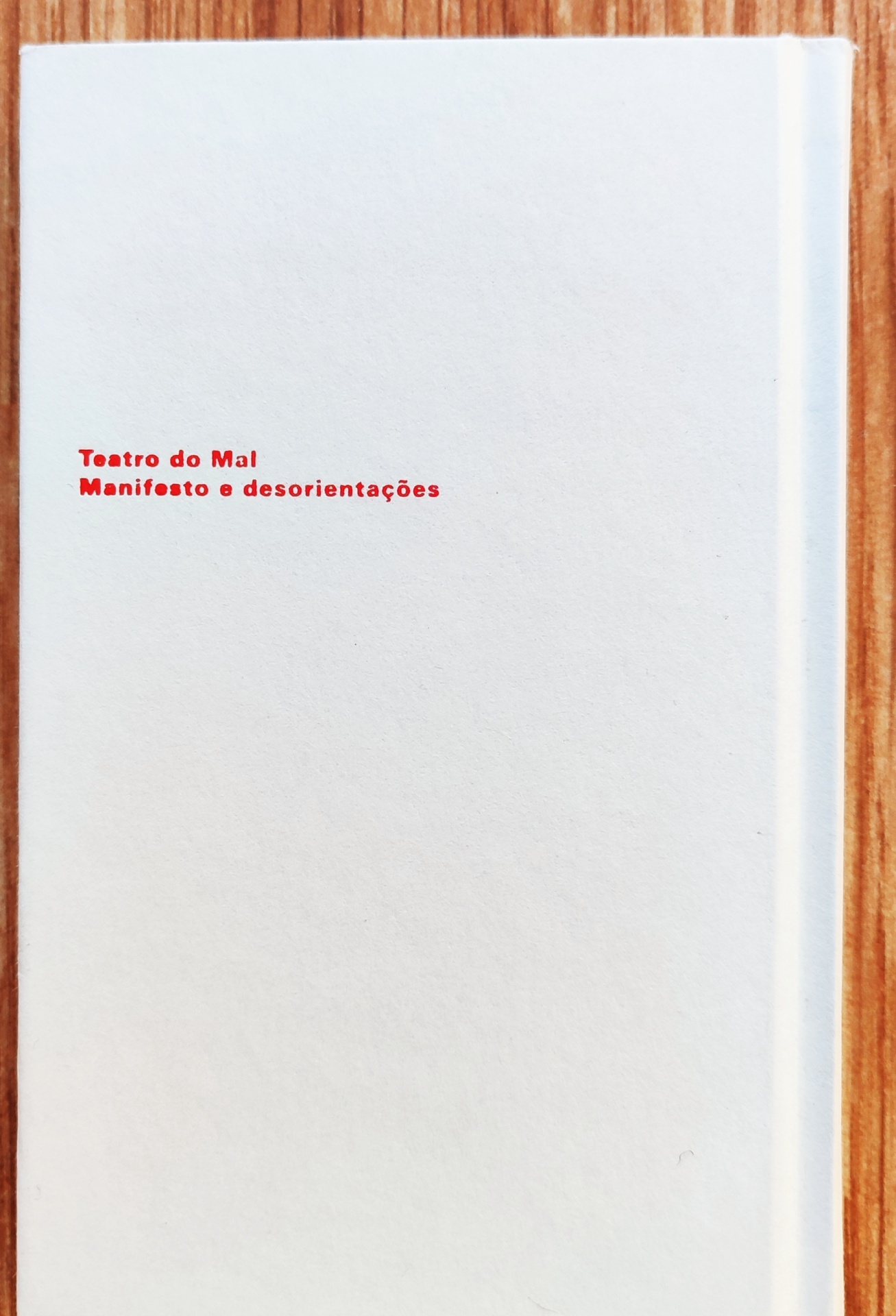 TEATRO DO MAL - manifesto e desorientações Capa branca de livro com texto vermelho Teatro do Mal Manifesto e desorientações