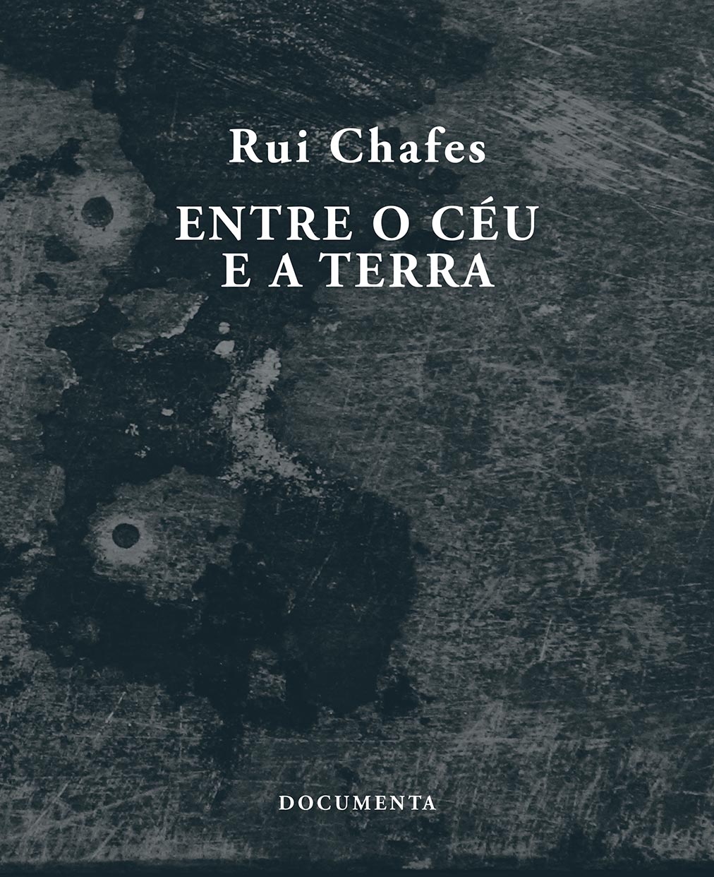 ENTRE O CÉU E A TERRA Capa de livro cinzenta com texto branco ENTRE O CÉU E A TERRA