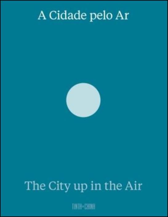 A Cidade pelo Ar / The City up in the Air Capa de livro azul com texto e círculo cinza claro