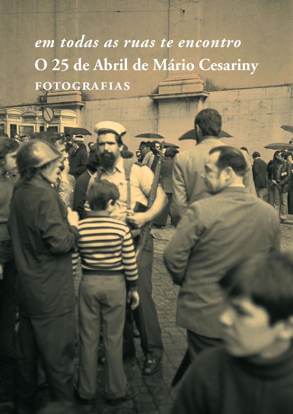 EM TODAS AS RUAS TE ENCONTRO - O 25 DE ABRIL DE MÁRIO CESARINY Capa de livro com fotografia e texto sobre o 25 de Abril