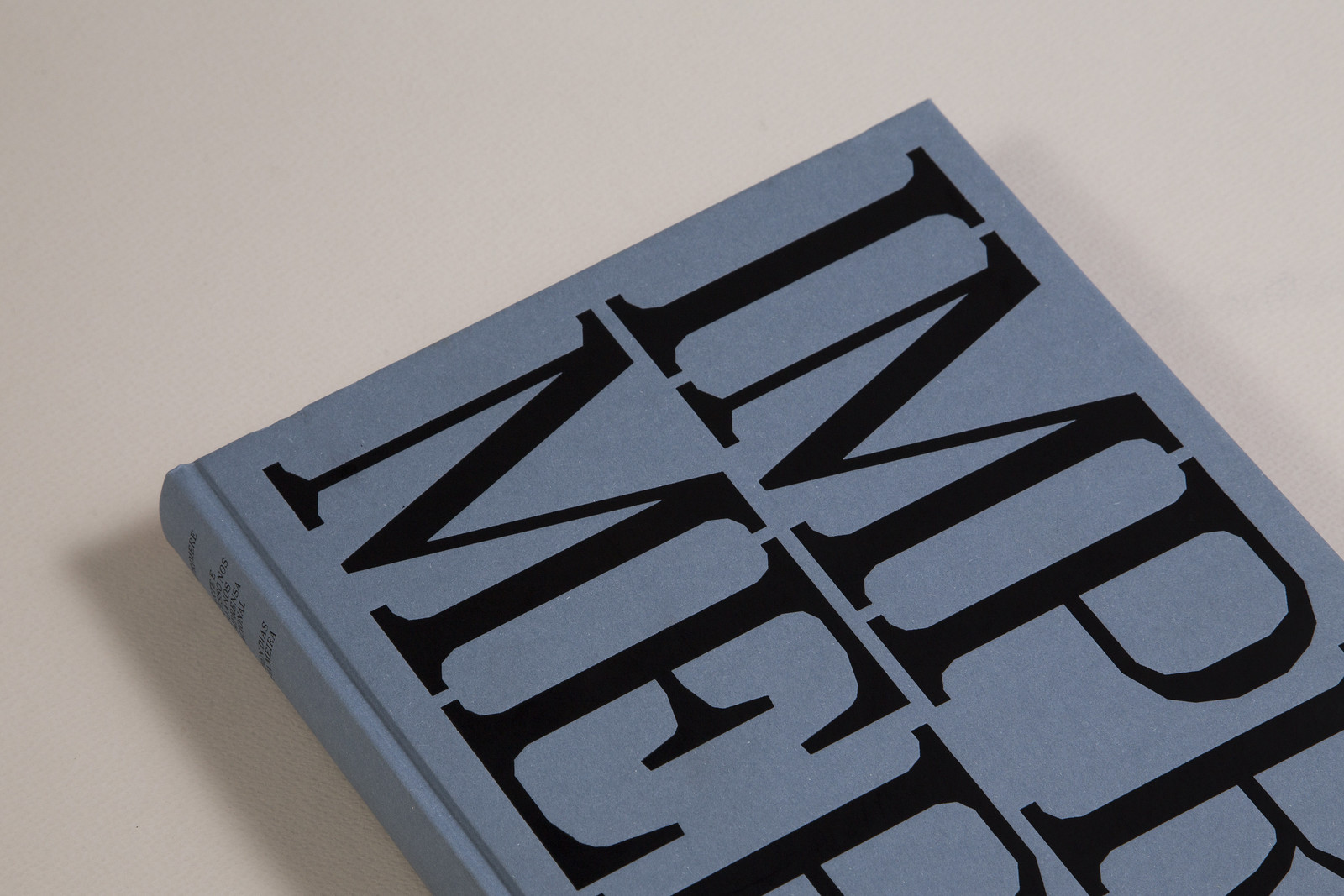 Imprimere Livro azul com título IMPERMEÁVEL em letras pretas grandes na capa