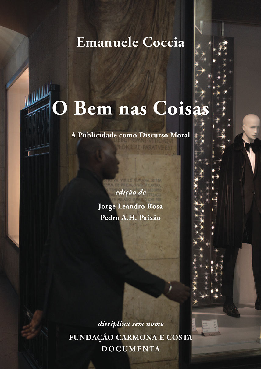 O Bem nas Coisas Capa de livro com texto e uma imagem de homem a passar e montra com manequim vestido de preto