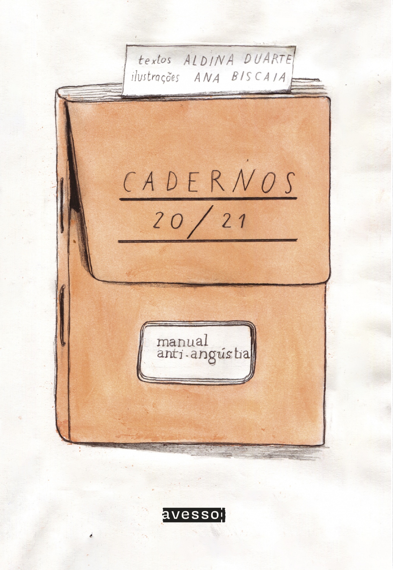 Cadernos 20/21: Manual Anti-angústia - Aldina Duarte Caderno castanho claro com textos escritos à mão e papel destacável no topo numa superfície branca.