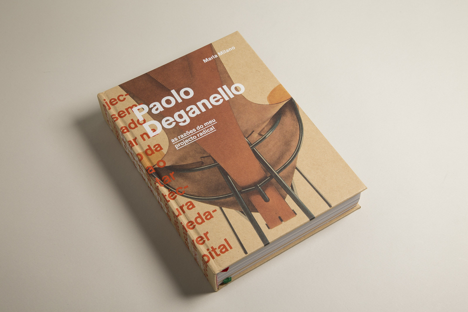 Paolo Deganello — As Razões do Meu Projecto Radical Livro Paolo Deganello com capa castanha e bege e imagem de uma cadeira