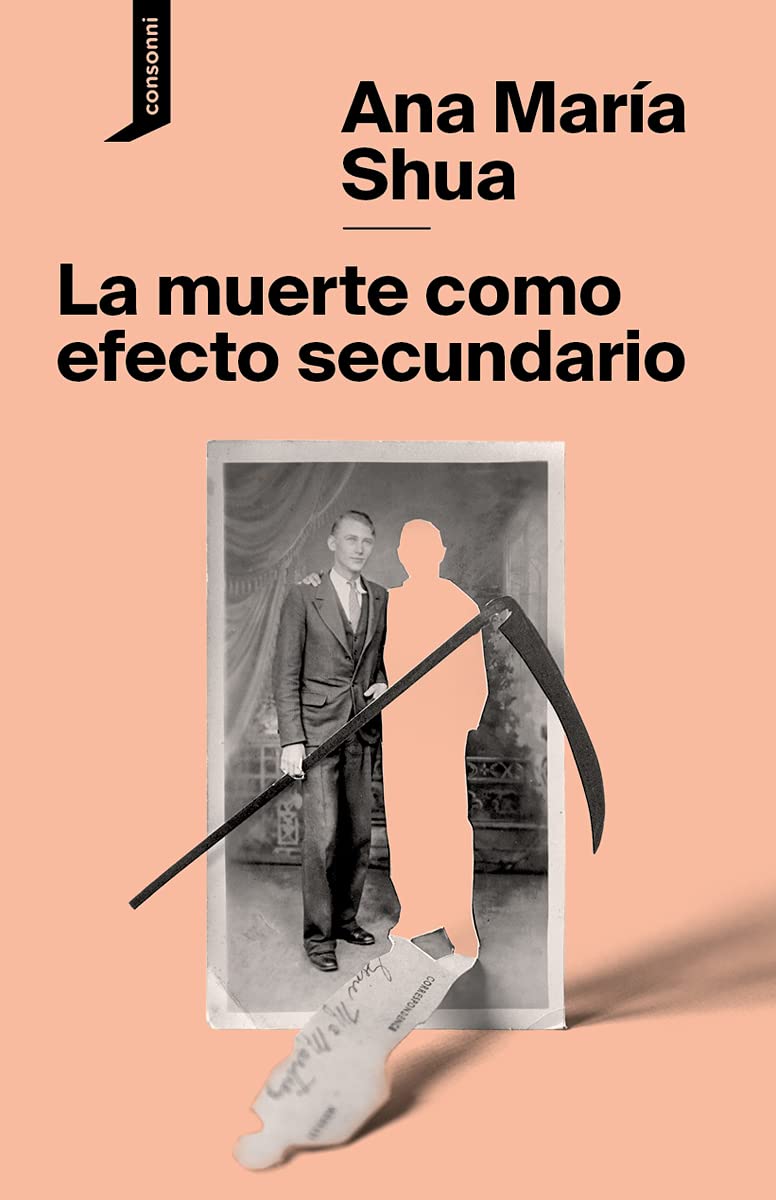 La muerte como efecto secundario Capa de livro rosa claro com título e autor em preto e fotografia antiga com silhueta recortada e foice