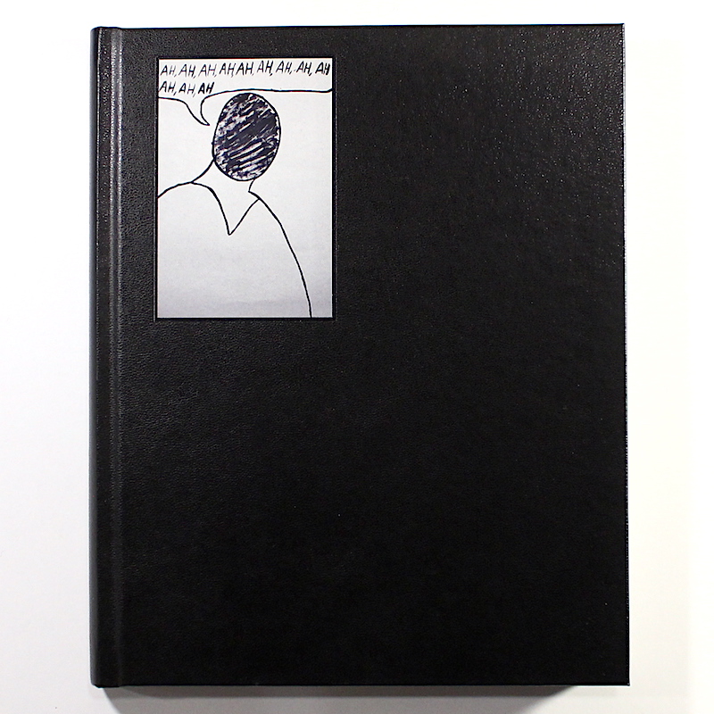 SMELL OF TIGER PRECEDES TIGER André Príncipe Livro com capa dura preta e ilustração monocromática de figura sem rosto com texto no canto superior esquerdo