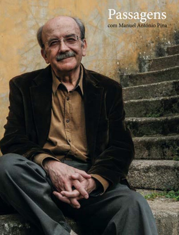 Passagens - com Manuel António Pina Capa com homem sentado em escadas e texto Passagens com Manuel António Pina