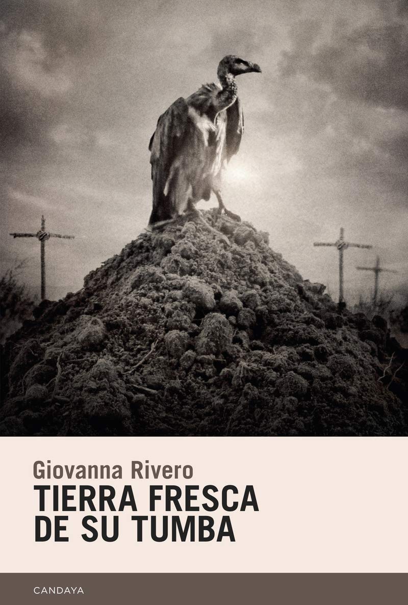 Tierra fresca de su tumba Capa de livro com um abutre numa pilha de terra e cruzes religiosas ao fundo em preto e branco