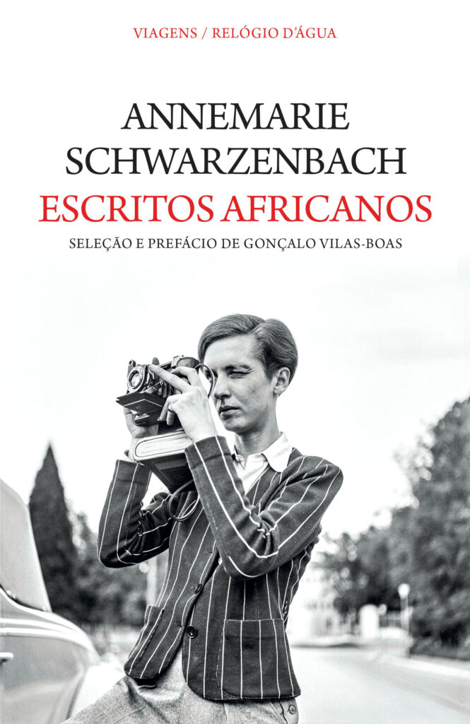 Escritos Africanos Capa de livro com mulher a fotografar com câmara antiga em preto e branco.