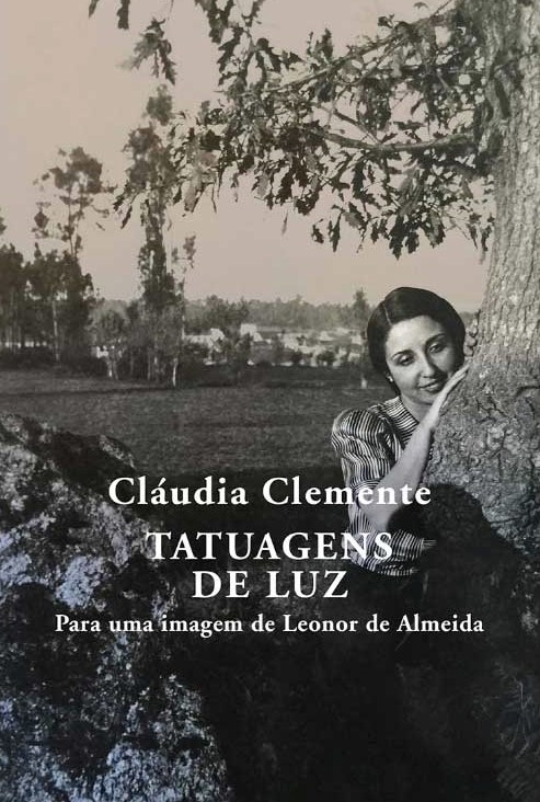 Tatuagens de Luz Capa de livro com fotografia a preto e branco de mulher junto a árvore com texto
