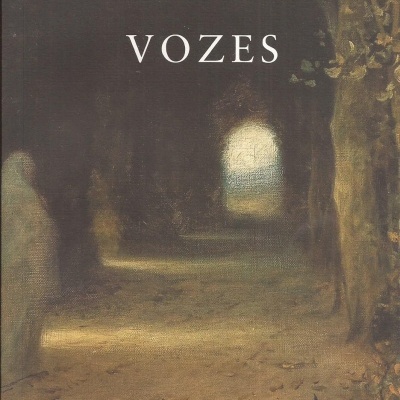 Capa de livro 'Vozes' de António Porchia com design em tons castanhos e luz ao fundo
