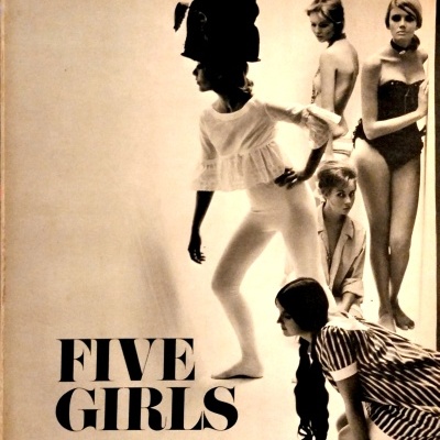 Capa de livro com cinco mulheres em poses artísticas e texto Five Girls by Sam Haskins