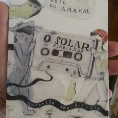 Capa de livro com ilustração de cassete grande e duas crianças, texto do título e autores visível.