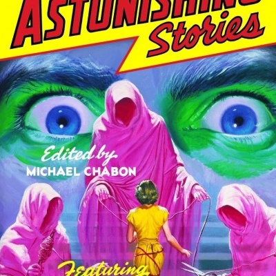 Capa de livro com título em amarelo e vermelho e figuras com robes rosas e roupa amarela com olhos grandes ao fundo