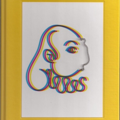 quadro com moldura amarela e pintura minimalista de rosto colorido em linhas com corrente metálica prateada