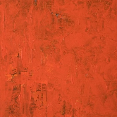 Superfície texturizada vermelho vivo com papel de jornal colado