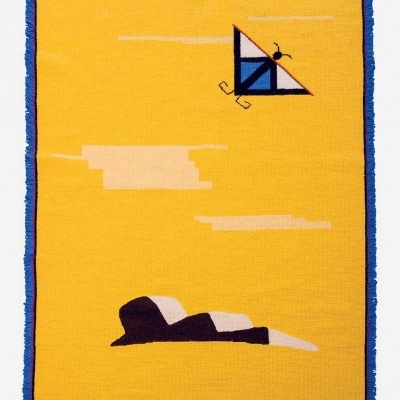 Tapete amarelo com franjas azuis e padrão geométrico abstrato