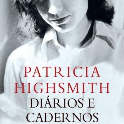 Capa do livro 'Patricia Highsmith Diários e Cadernos' com fotografia a preto e branco de mulher.