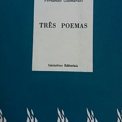 Capa do livro Três Poemas de Fernando Guimarães, azul com etiquetas e símbolos brancos.