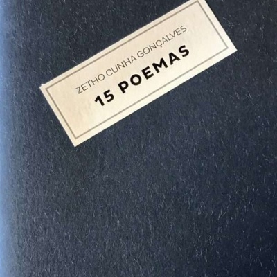 Capa preta de livro com rótulo branco e texto 15 POEMAS