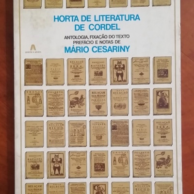 Capa de livro com título e várias capas de literatura de cordel antigas em fundo branco