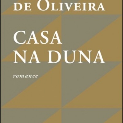 Capa de livro 'CASA NA DUNA' de CARLOS DE OLIVEIRA com padrão geométrico cinza e castanho