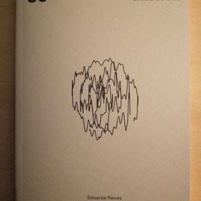 Capa de livro bege com texto e desenho abstrato em preto