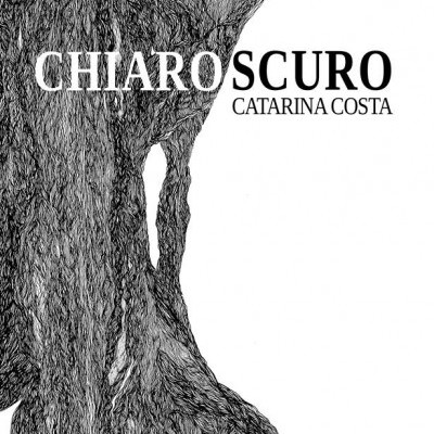 Capa de livro preto e branco com textura semelhante a madeira, texto CHIAROSCURO e CATARINA COSTA
