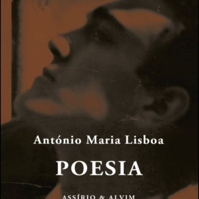 Capa de livro 'POESIA' de António Maria Lisboa com fotografia de um homem de perfil