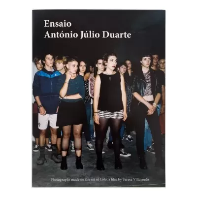 Capa do livro 'Ensaio António Júlio Duarte' com fotografia de grupo de jovens