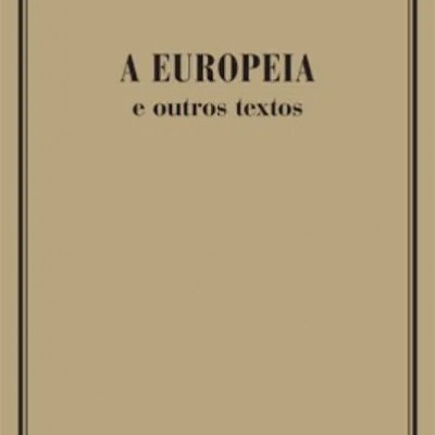 Capa castanha de livro com texto preto 'A EUROPEIA e outros textos'
