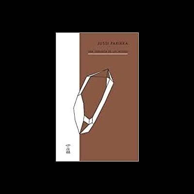 Capa de livro castanha com desenho geométrico e texto JUSSI PARIKKA UMA ARQUEOLOGIA DO MEIO AMBIENTE