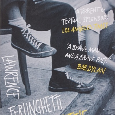 Rapaz sentado com ténis pretos altos e texto gráfico sobreposto em branco e amarelo.