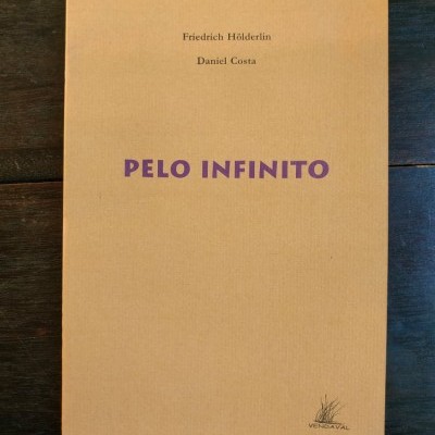 Capa de livro bege com texto PELO INFINITO em roxo e autor e editora em preto