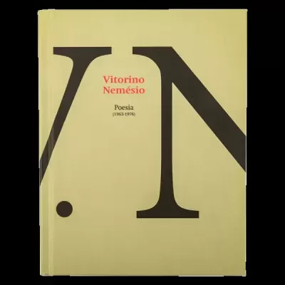 Livro 'Vitorino Nemésio Poesia (1920-1970)' com capa dura bege e letras grandes pretas VN.