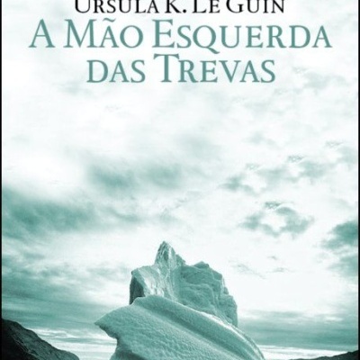 Capa do livro A Mão Esquerda das Trevas com icebergue e texto em português