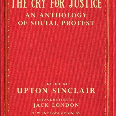 Capa de livro vermelha com texto dourado THE CRY FOR JUSTICE AN ANTHOLOGY OF SOCIAL PROTEST