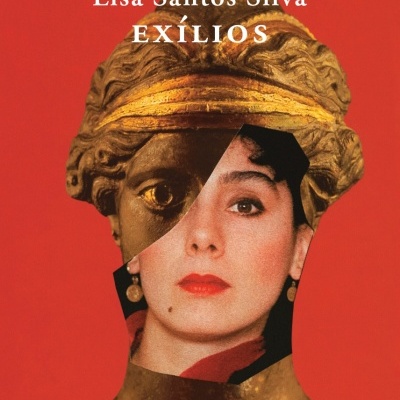 Capa de livro vermelho com escultura dourada e rosto de mulher, texto Lisa Santos Silva EXÍLIOS