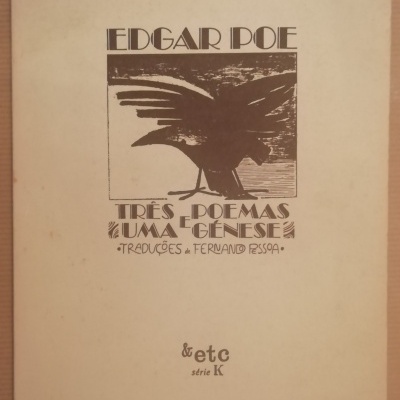 Capa de livro beige com texto castanho e imagem de pássaro