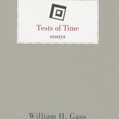 Capa de livro cinzenta com título 'Tests of Time essays' e autor William H. Gass