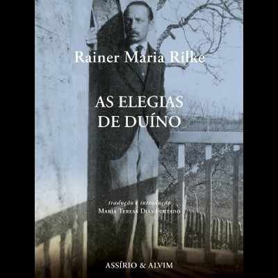 Capa do livro As Elegias de Duíno, com foto a preto e branco de homem junto a árvore