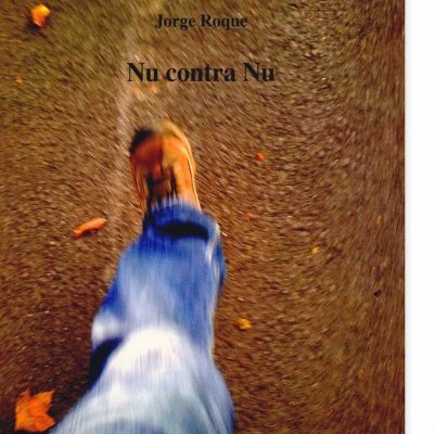 Capa de livro com pé calçado e chão texturizado com folhas